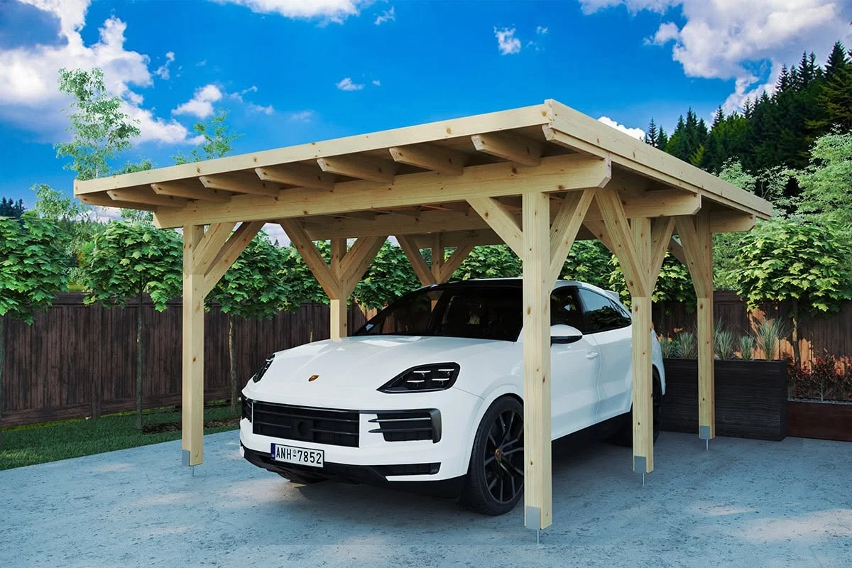 Træcarport med parkeret bil