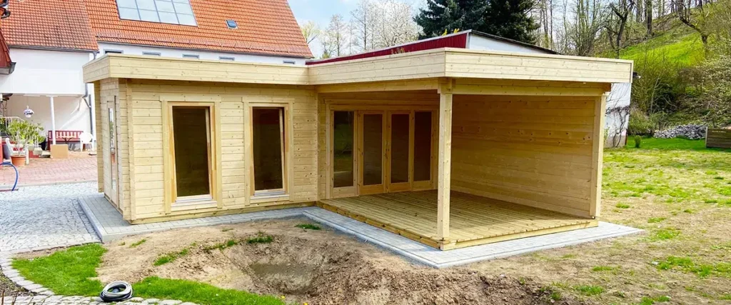 Træhytte med overdækket terrasse