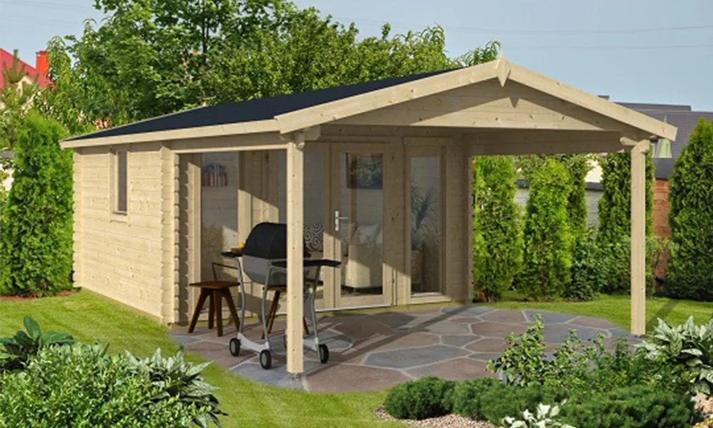 Træhytte med overdækket terrasse